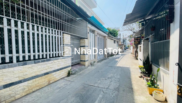 Nhà mới xây 2 tầng 1 tum, có sân đậu ô tô – giá ch