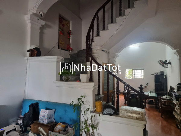 Bán nhanh căn nhà tại thạch bàn , mặt tiền  oto đỗ cưả, bạt ngàn tiện ich