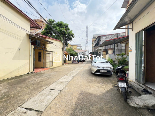 Bán đất tặng nhà sẵn dòng tiền - ô tô tránh - đường thông ra khu đấu giá