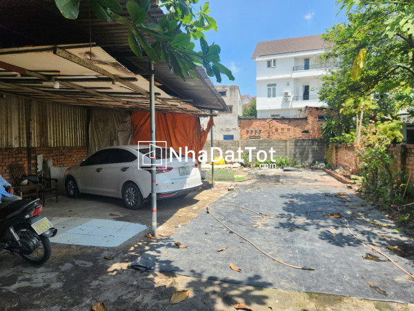 Cho thuê đất hẻm xe hơi 220m² có nhà tôn sẵn tại linh trung